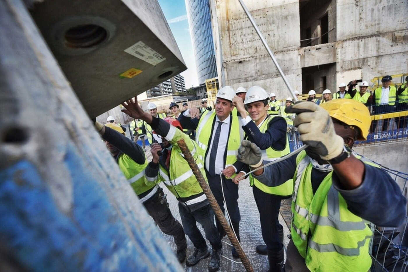 On the ZIN site in the Brussels Northern Quarter, CFE Contracting reached an important milestone with the first stone laying ceremony for the new office building of the Flemish government. This is not simply yet another first stone being laid; it is the erection of the first oblique column that is to form the main entrance to the circular building. A first stone that, moreover, is composed of 100% circular concrete.